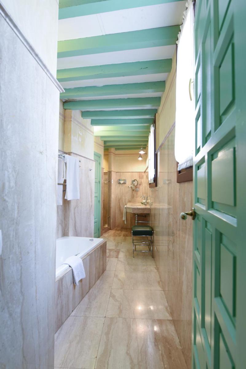 Un baño de Hotel Las Casas de la Judería
