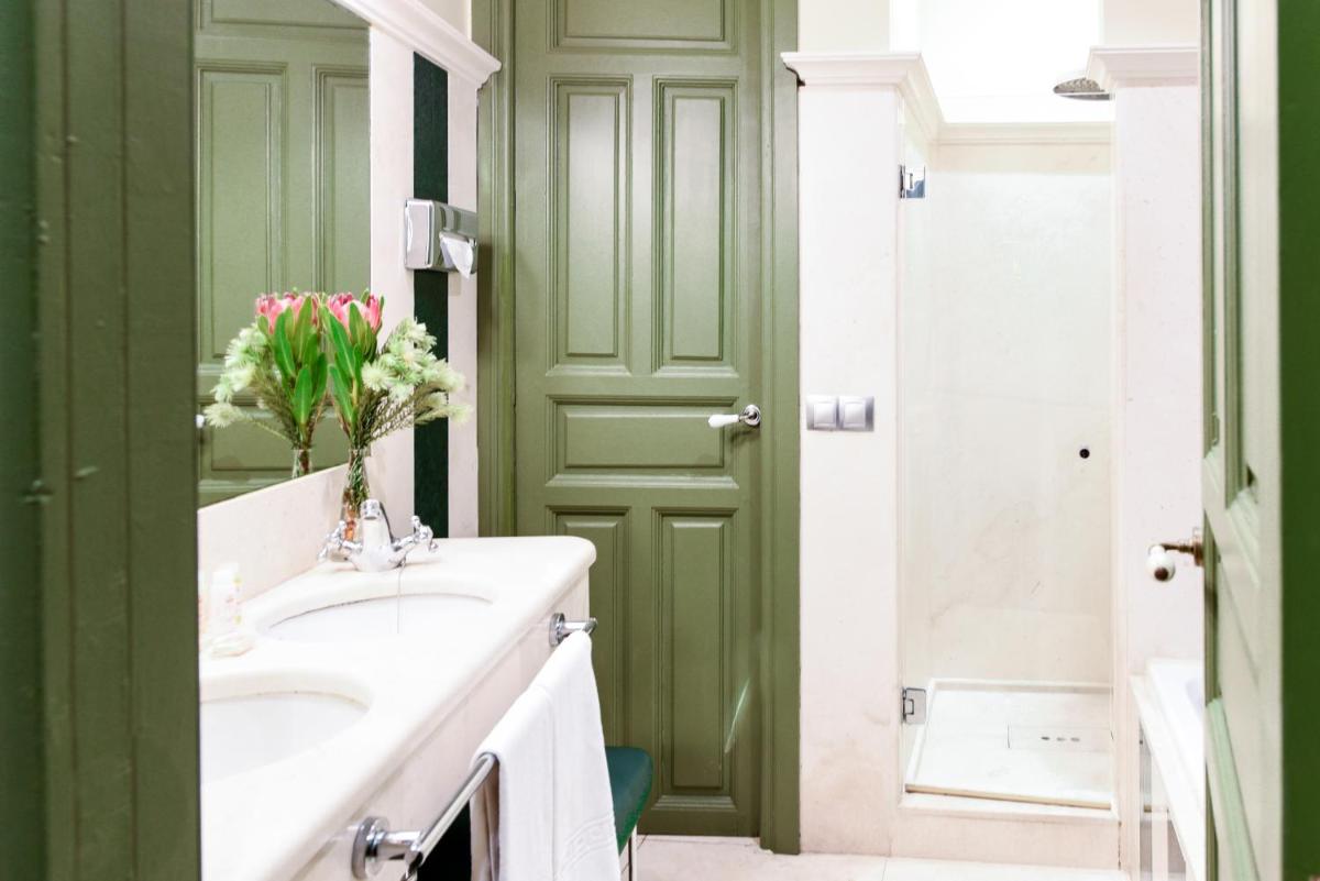 Un baño de Hotel Las Casas de la Judería