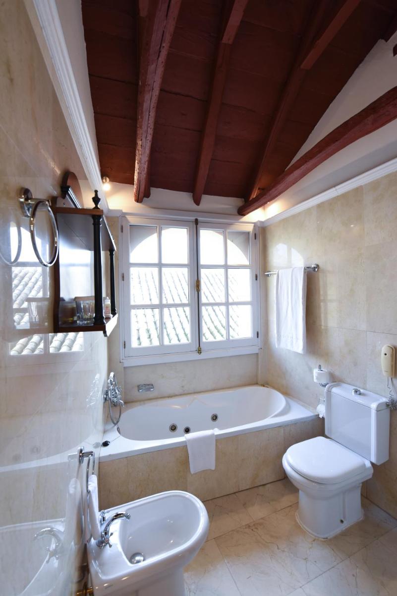 Un baño de Hotel Las Casas de la Judería