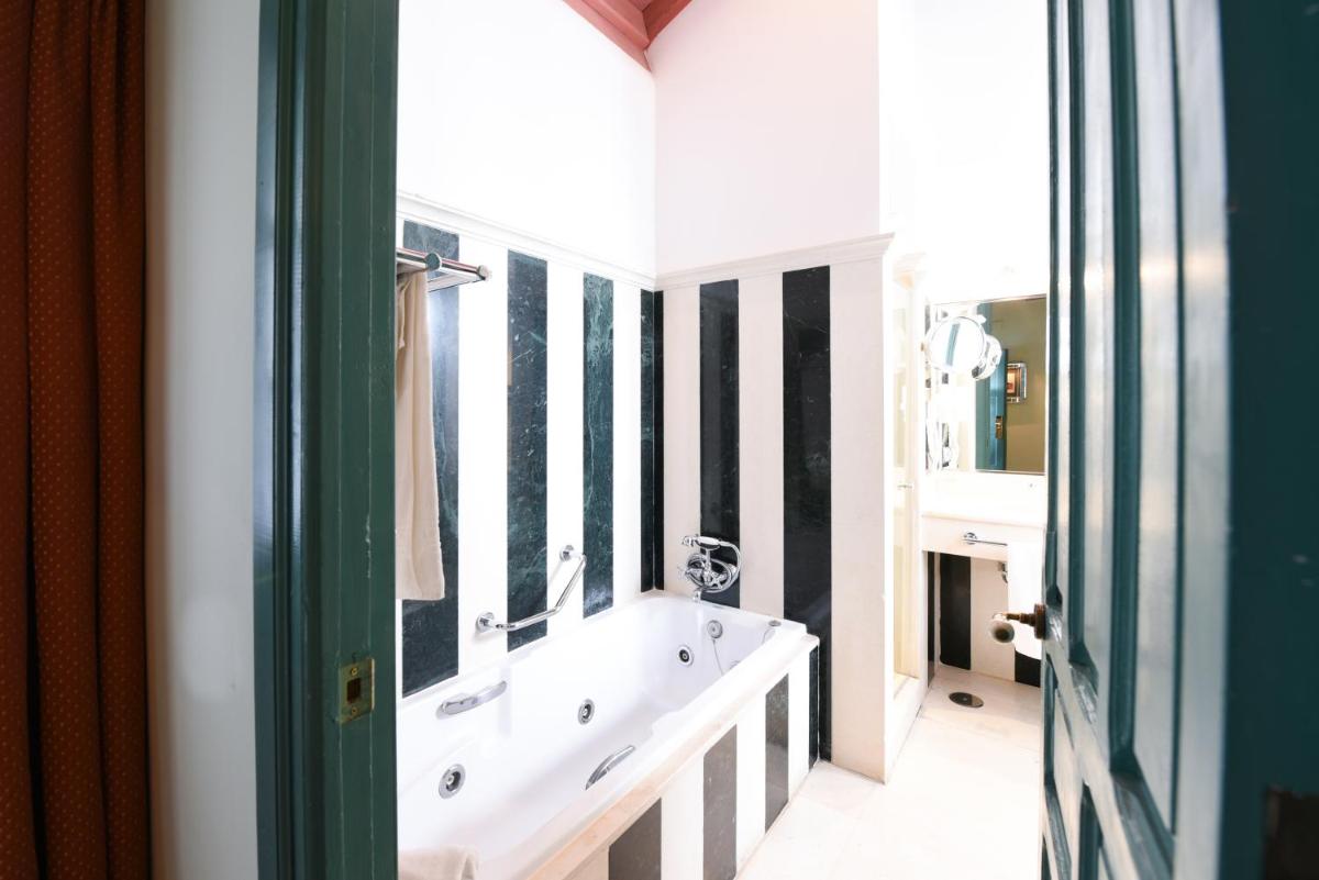 Un baño de Hotel Las Casas de la Judería