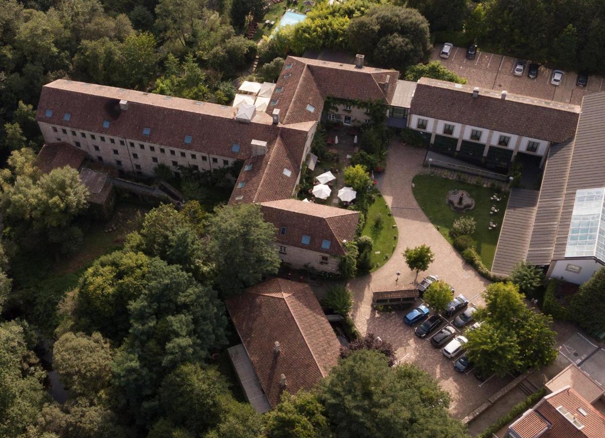 una vista aérea de un edificio con patio en A Quinta Da Auga Hotel Spa Relais & Chateaux, en Santiago de Compostela