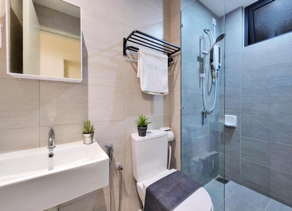 5 Min to GM Klang/1-5 Pax/Modern Design /Netflix - Housity