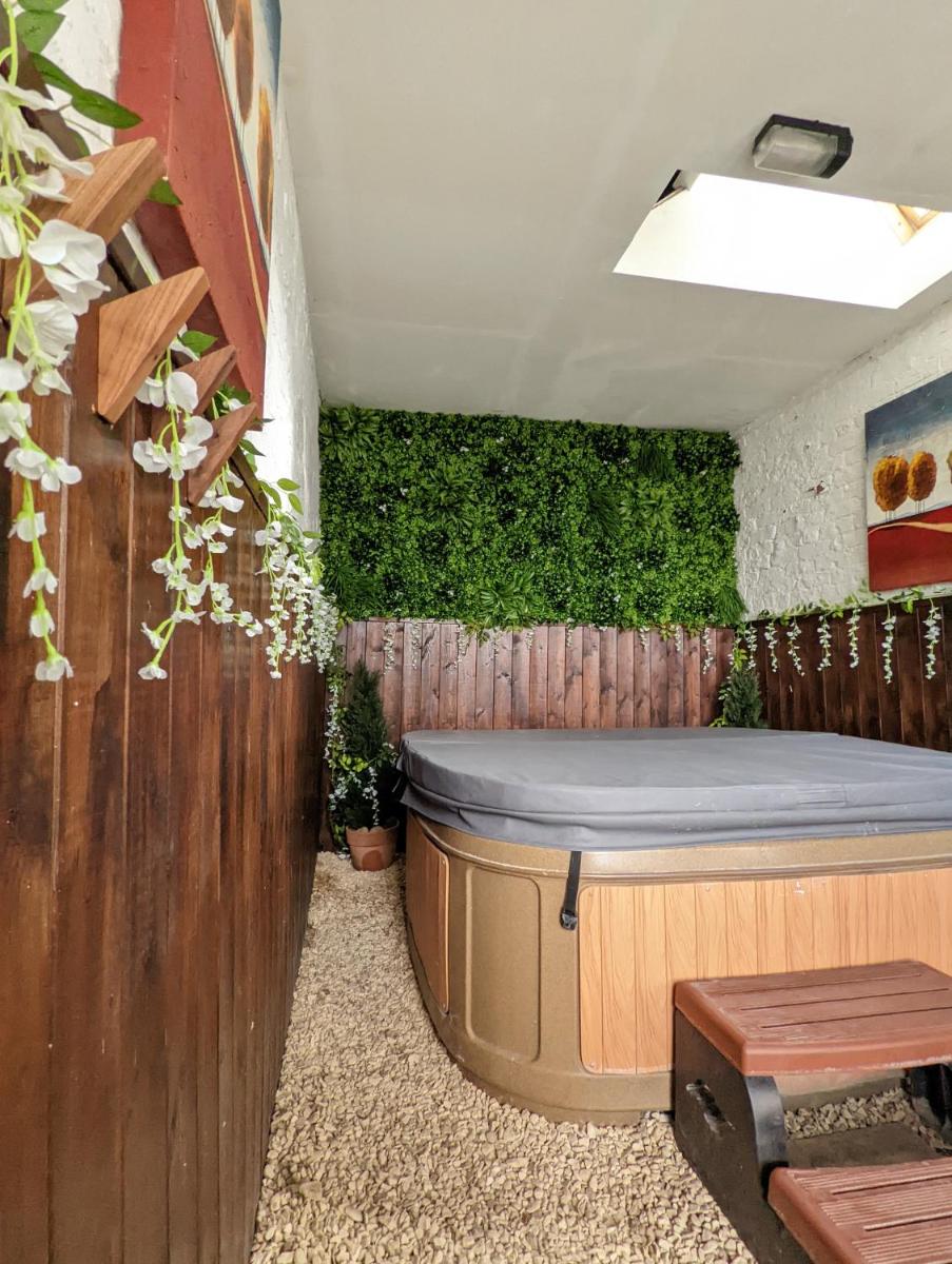 Chocbox Cottage - 2 bedroom chocbox cottage with hottub and log fire - Housity