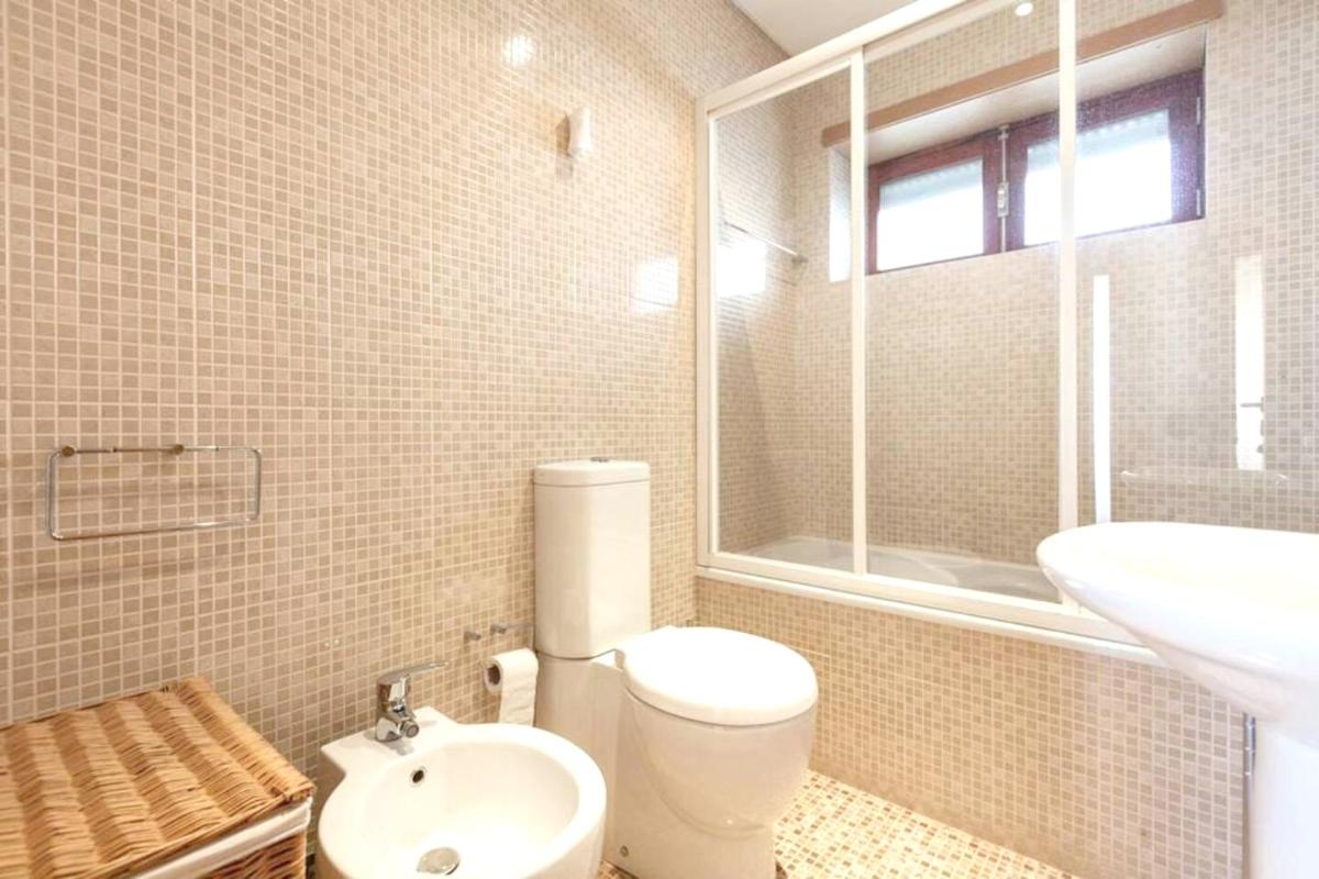 Charming house with balcony and sea view in Moledo - Housity