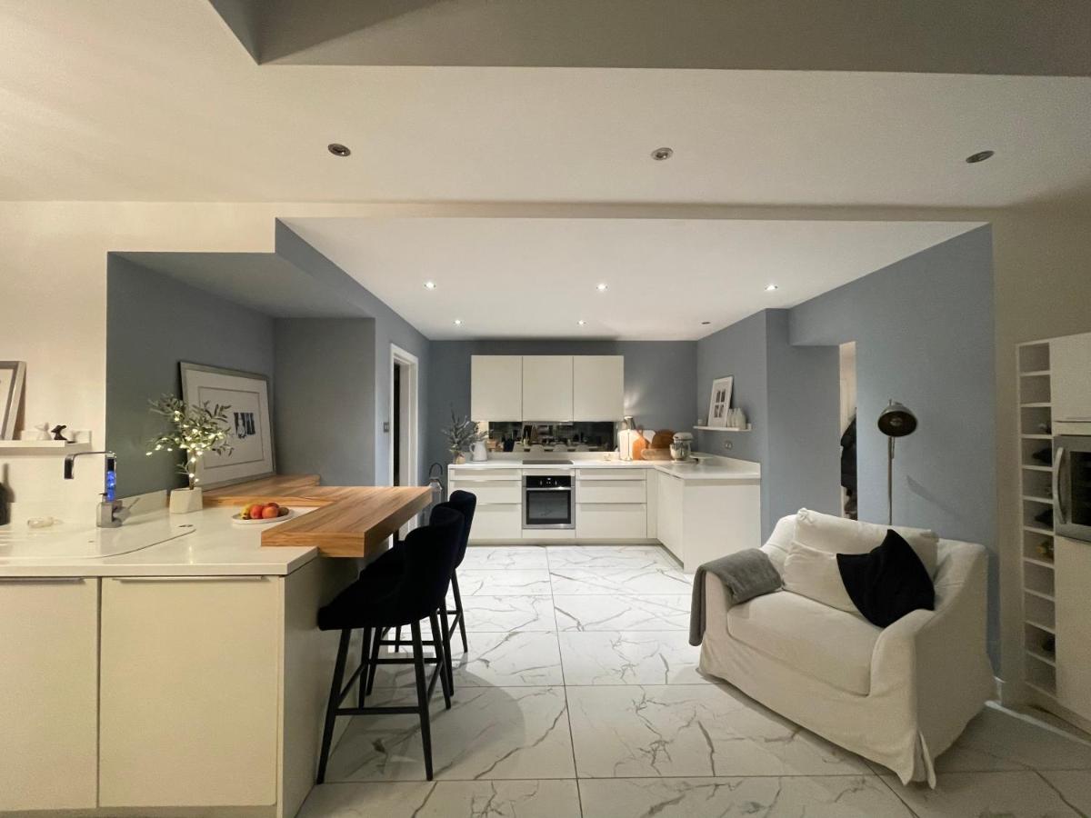GOLF OPEN HOYLAKE 3km Double bedroom Lynwood House, heated indoor pool in , West Kirby - Housity