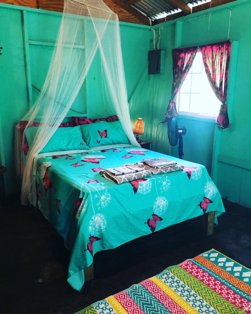 Easymans' Winifred Beach Chalets - Housity