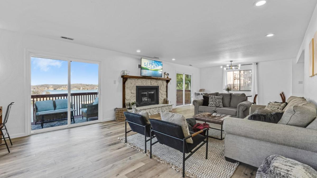 Lake front House w/ Private Dock - Housity
