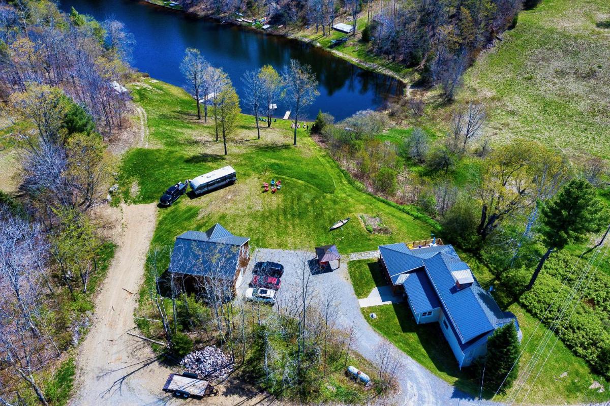 Stunning Lake Front! Modern+Chic+Cosy pet friendly - Housity