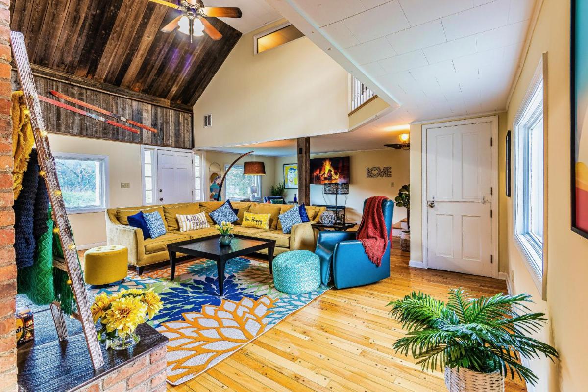 Stunning Lake Front! Modern+Chic+Cosy pet friendly - Housity