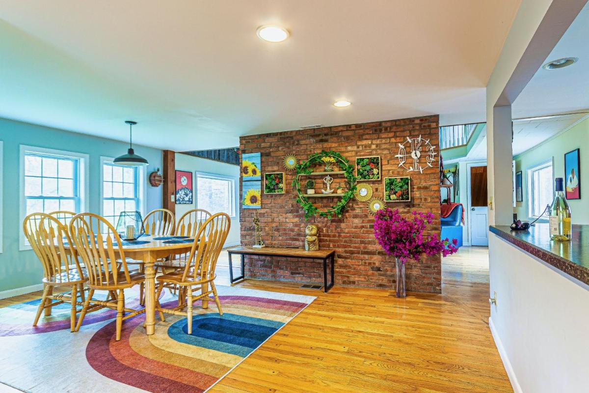Stunning Lake Front! Modern+Chic+Cosy pet friendly - Housity