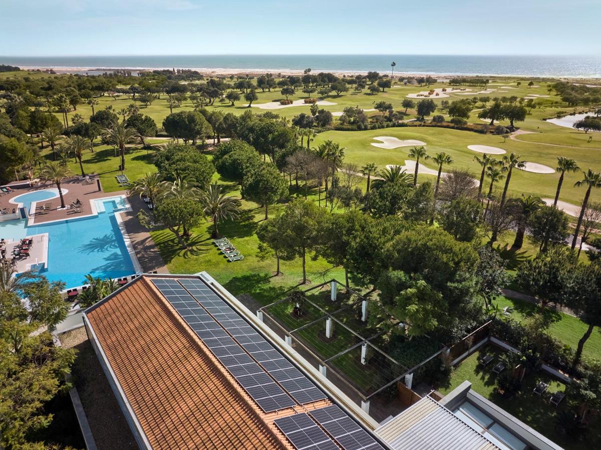 uma vista aérea de um resort com piscina e o oceano em ROBINSON QUINTA DA RIA - All Inclusive em Vila Nova de Cacela