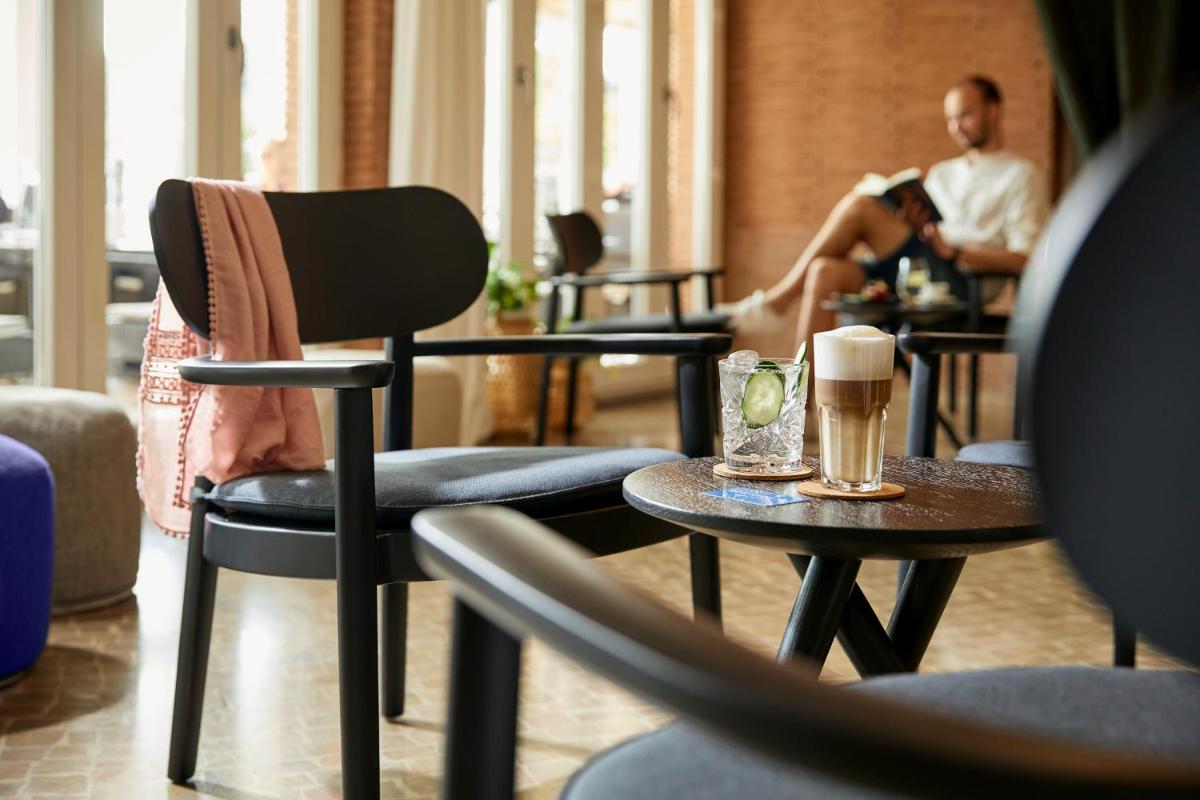 Uma área de estar em ROBINSON QUINTA DA RIA - All Inclusive