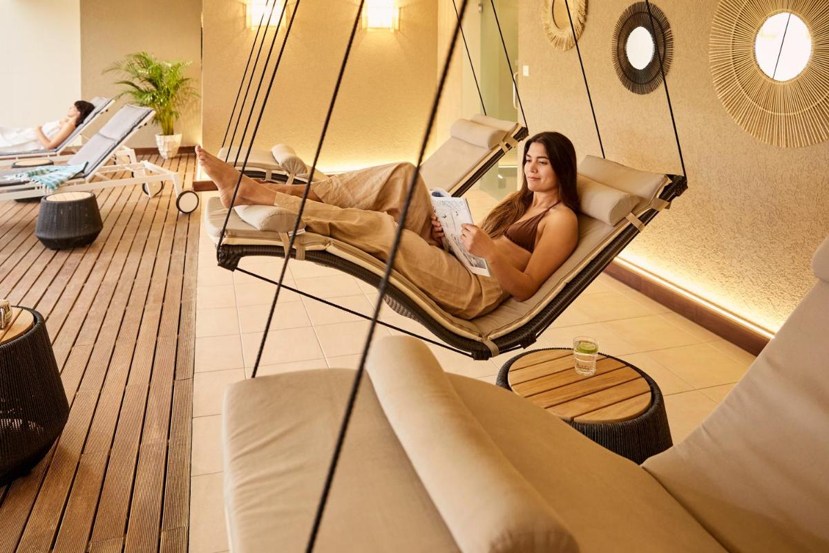 Uma área de estar em ROBINSON QUINTA DA RIA - All Inclusive