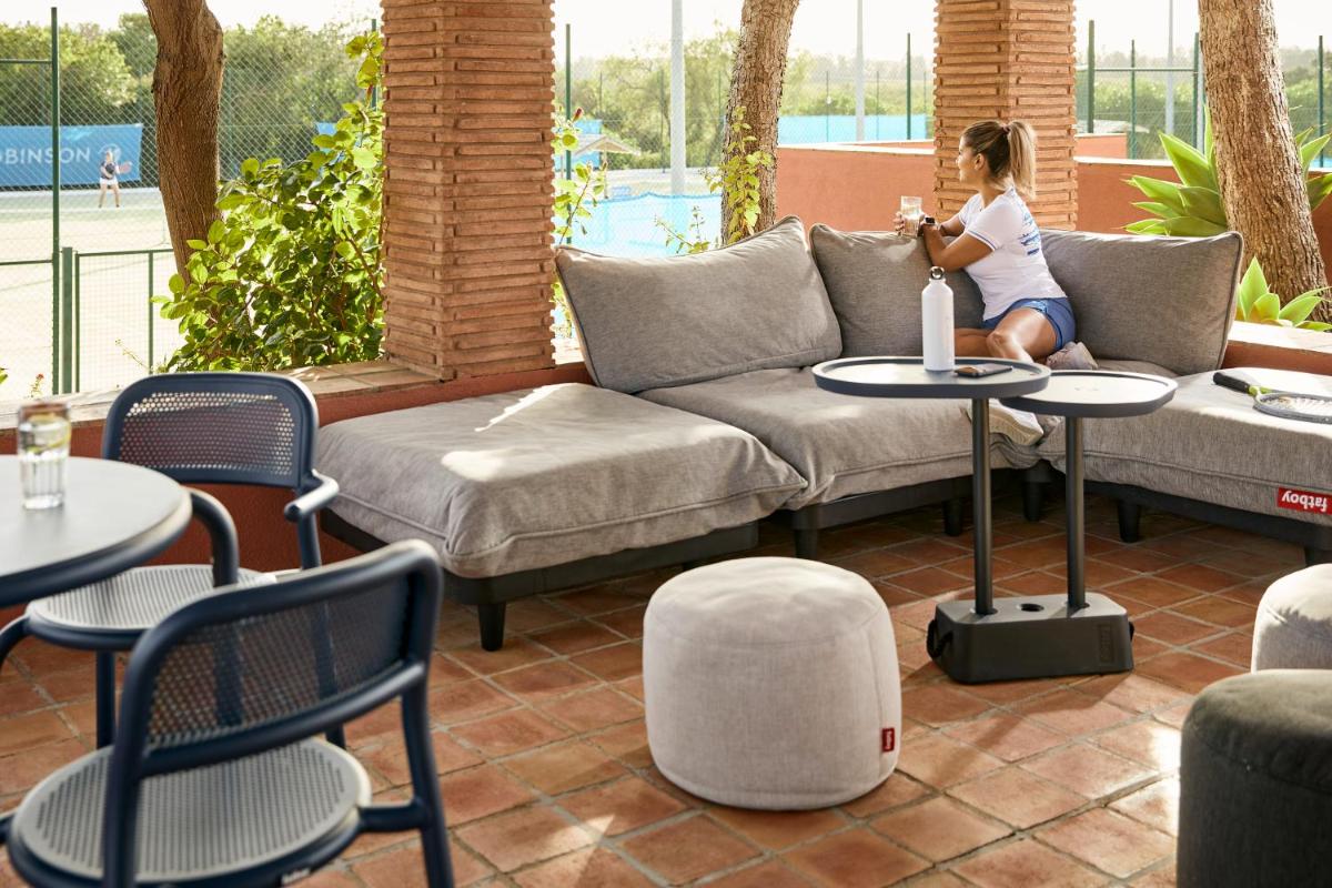 Uma área de estar em ROBINSON QUINTA DA RIA - All Inclusive