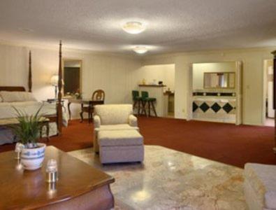 Merced Inn & Suites - Housity