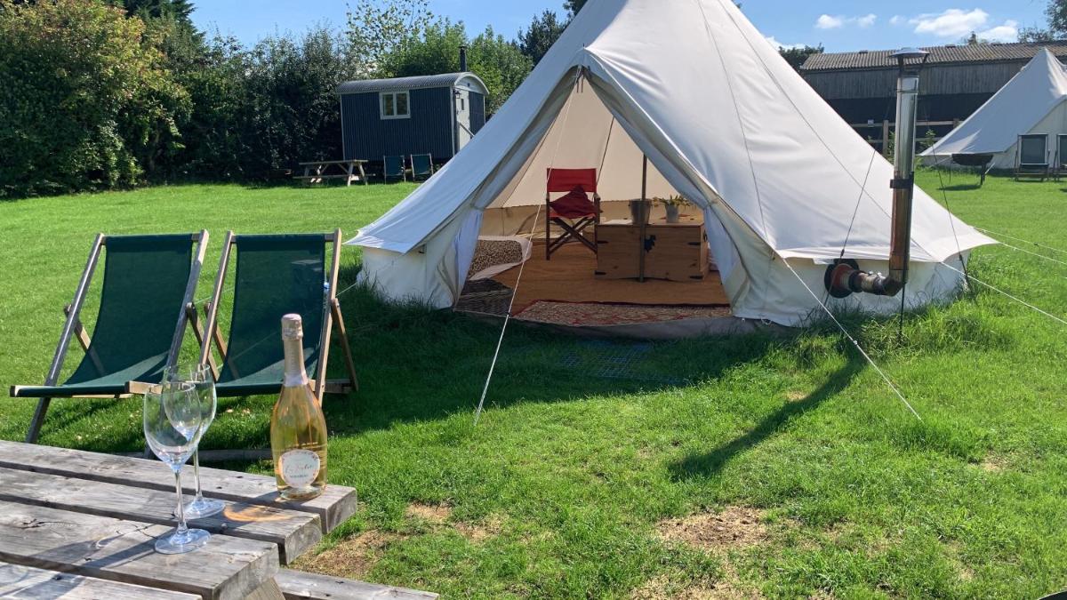 Home Farm Radnage Glamping Bell Tent 6, with Log Burner and Fire Pit - Housity