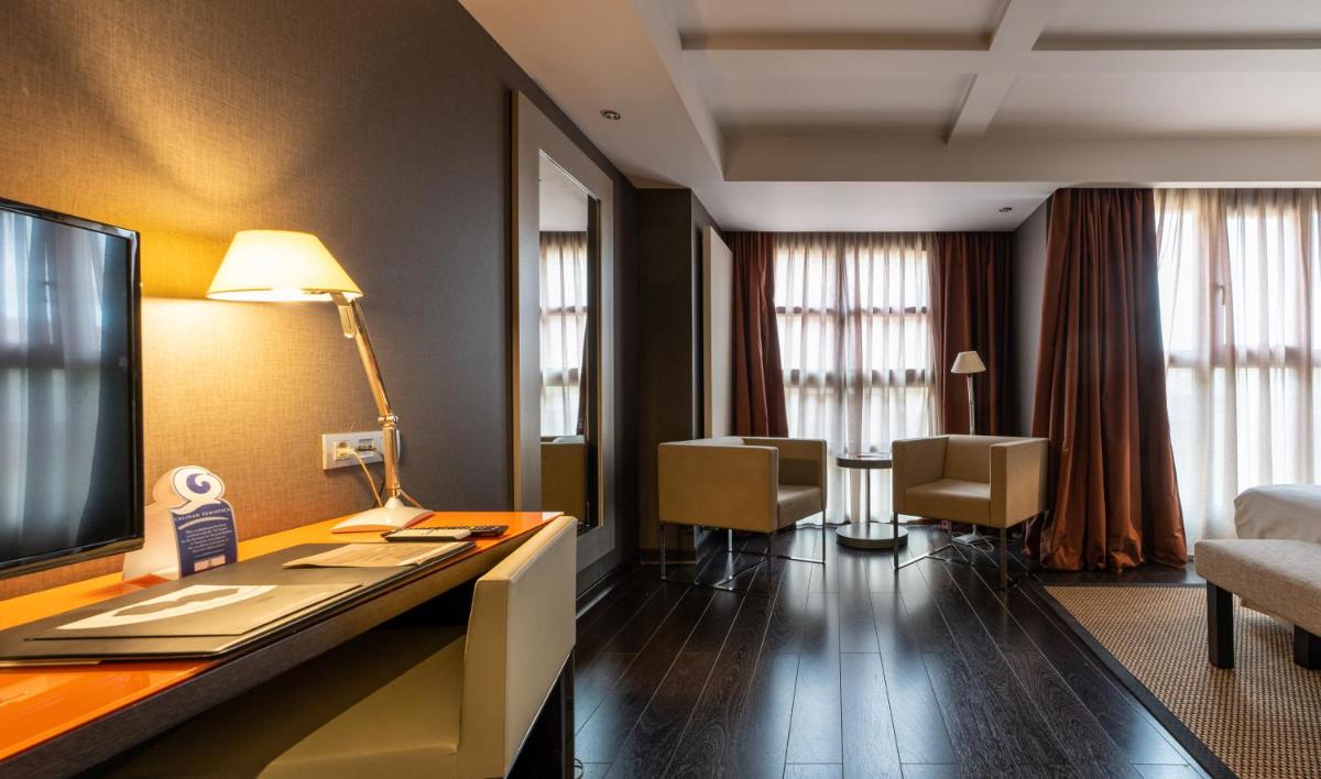 Una televisión o centro de entretenimiento en Hotel La Trufa Negra