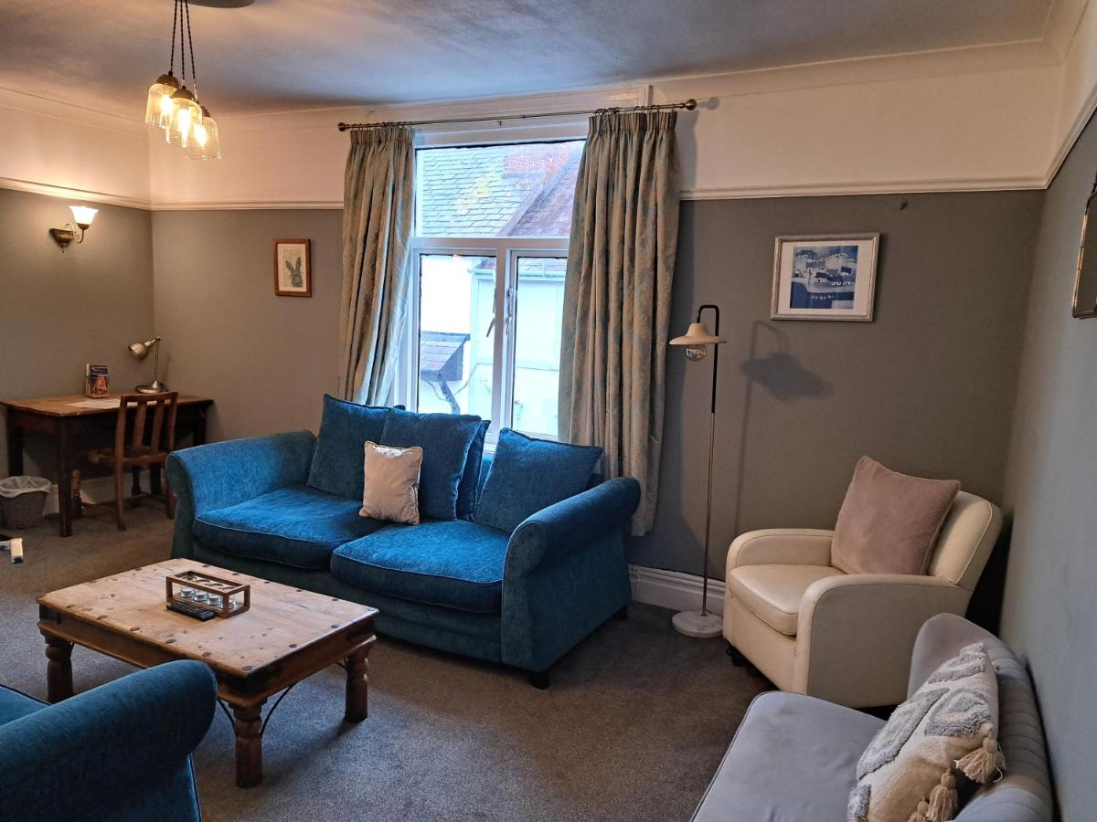Llandudno apartment, quirky pub with tropical beer garden - Housity