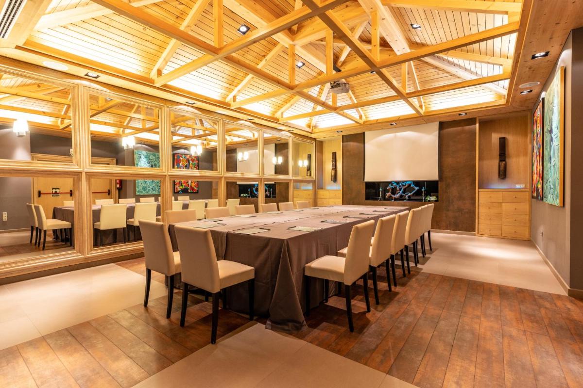 Un restaurante o sitio para comer en Hotel La Trufa Negra