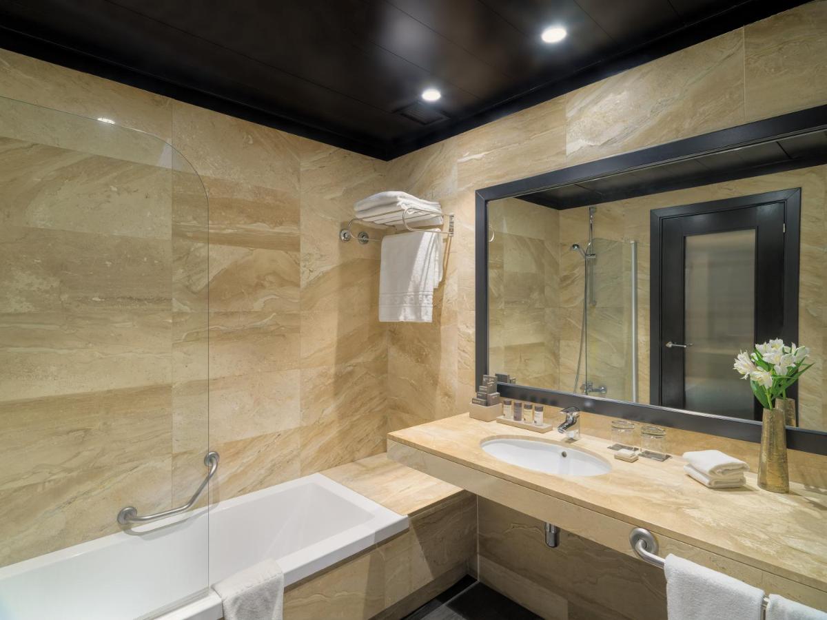 Un baño de H10 Marina Barcelona