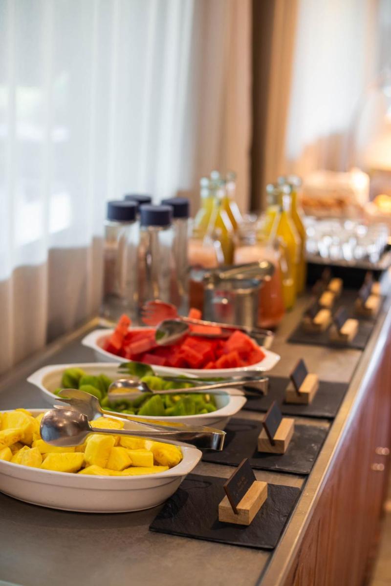 Comida en o cerca de este hotel