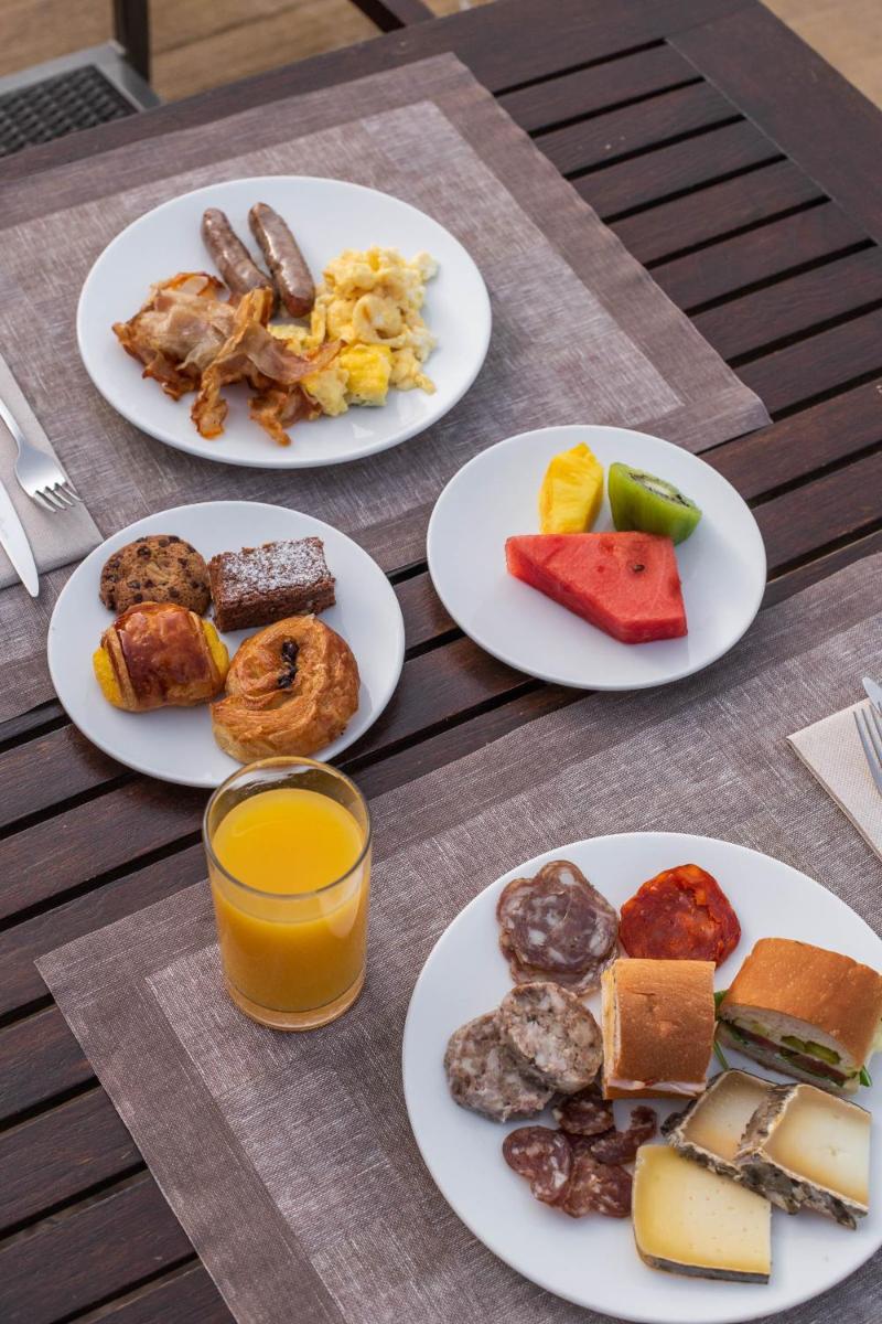 Comida en o cerca de este hotel