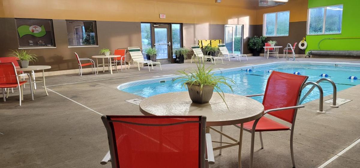 Super 8 by Wyndham Plattsburgh - Hizvo