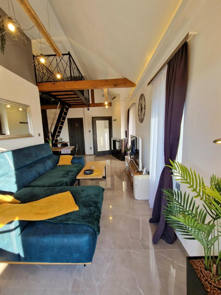 Aura Lux Holiday Home with Pool - Housity