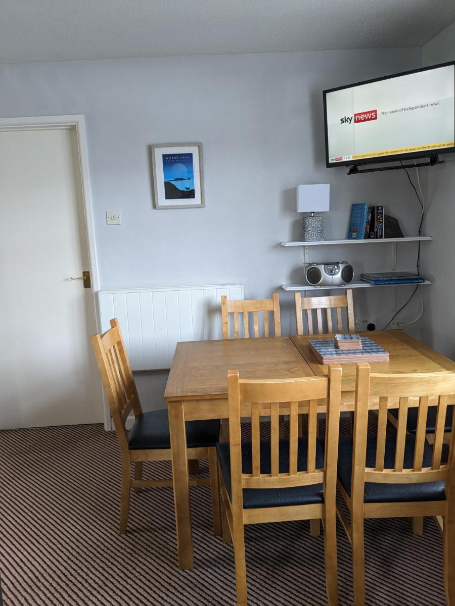35 Gower Holiday Village with Seasonal Pool - Housity