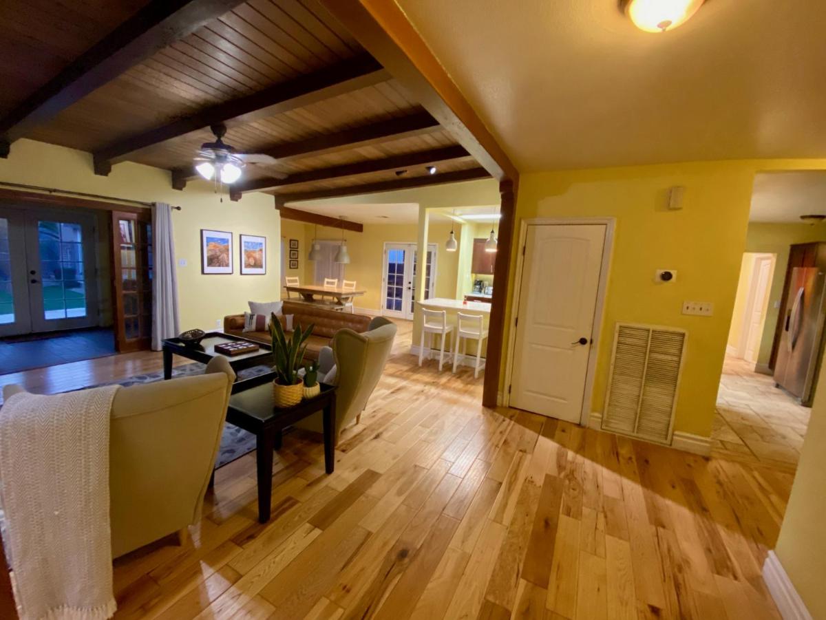 Newer Ranch with Pool and Hot Tub near the Strip and Freemont street. - Housity