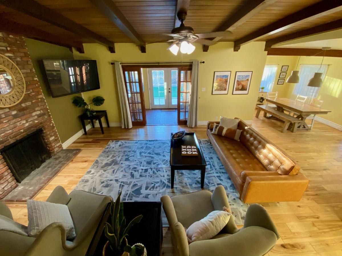 Newer Ranch with Pool and Hot Tub near the Strip and Freemont street. - Housity