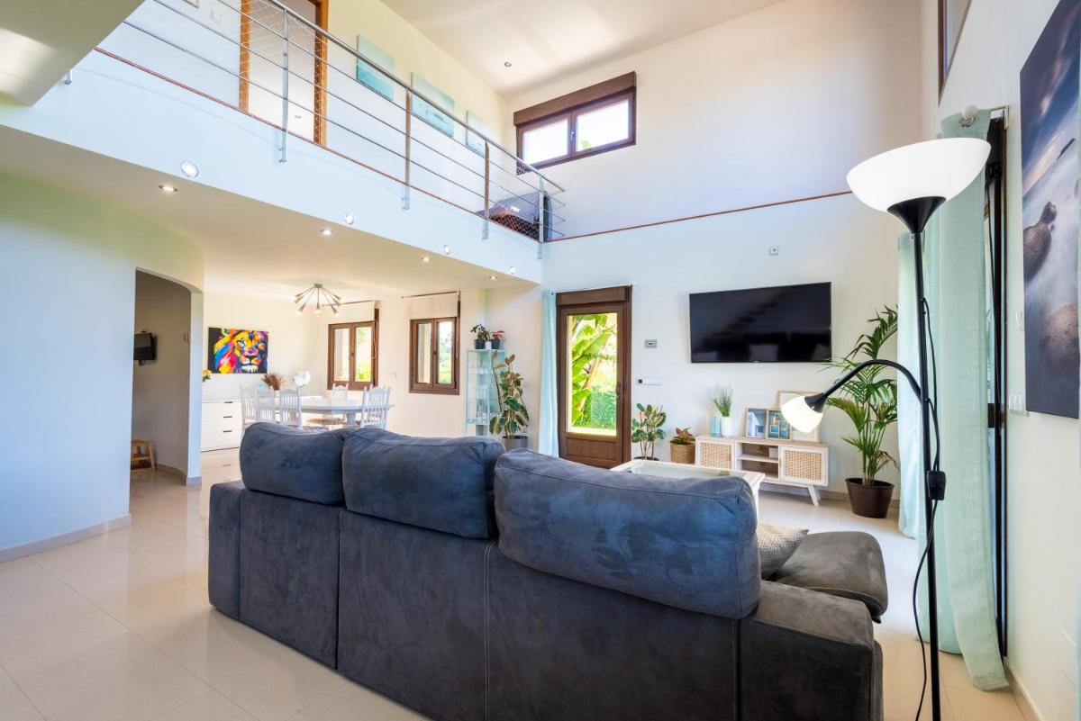 4 bedrooms house with shared pool jacuzzi and enclosed garden at Sanjenjo - Housity