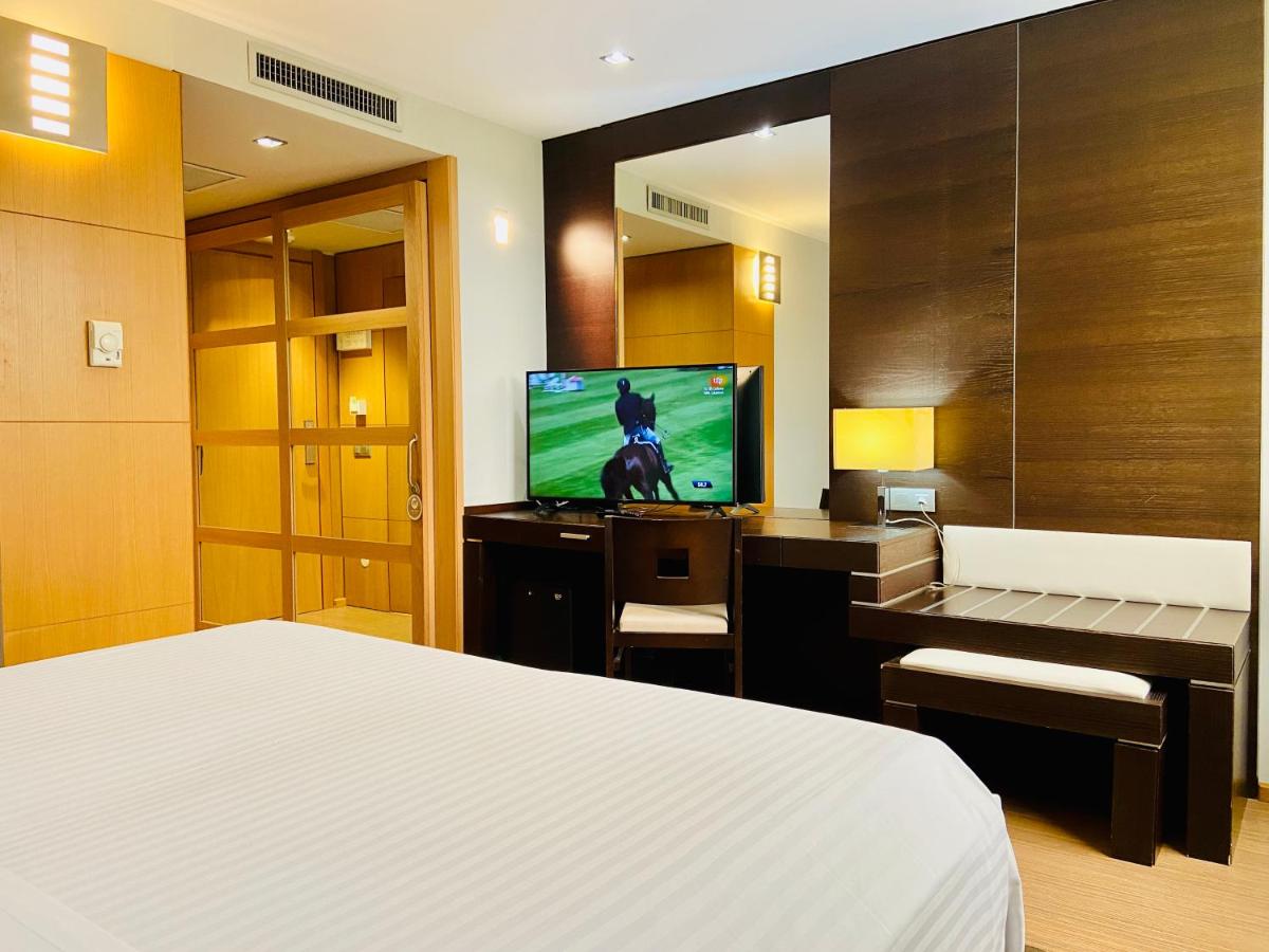 Una televisión o centro de entretenimiento en Oca Palacio De La Llorea Hotel & Spa