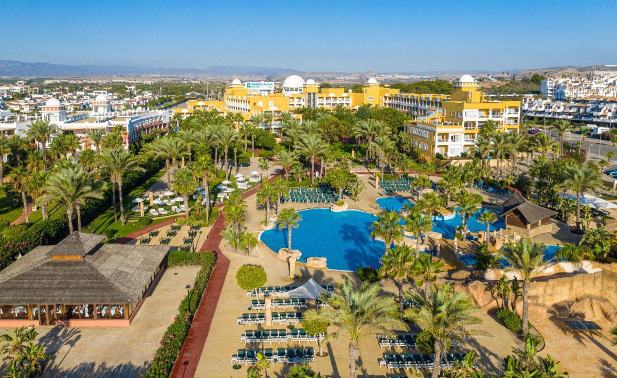 Una vista aérea de un resort con piscina y palmeras. en Playazimbali, en Vera 46 fotos más