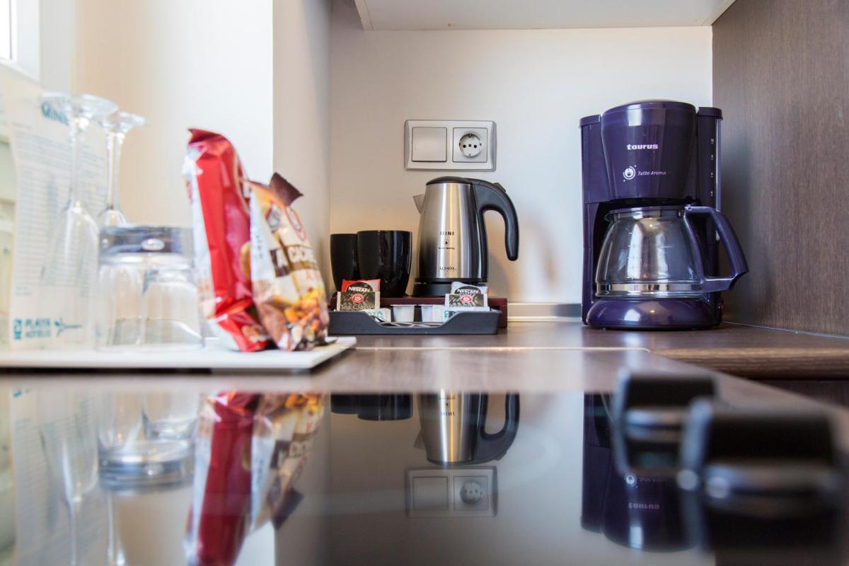 Utensilios para hacer té y café en Playazimbali