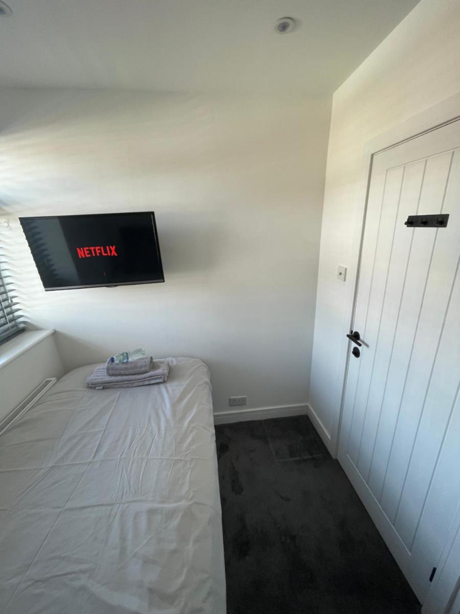 VA Home Stay - Close to Luton Airport, M1 & A505 - Housity
