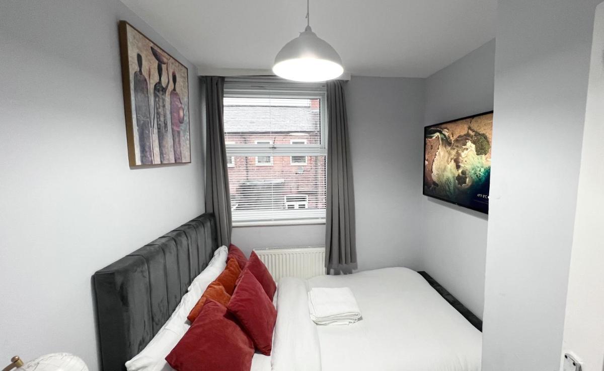 Large 4 Bedroom TownHouse with Free Parking Near MCR Center - Housity
