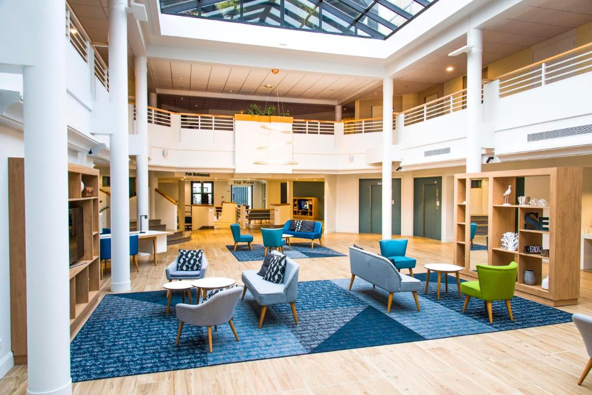 Coin salon dans l'établissement Holiday Inn Calais Coquelles by IHG