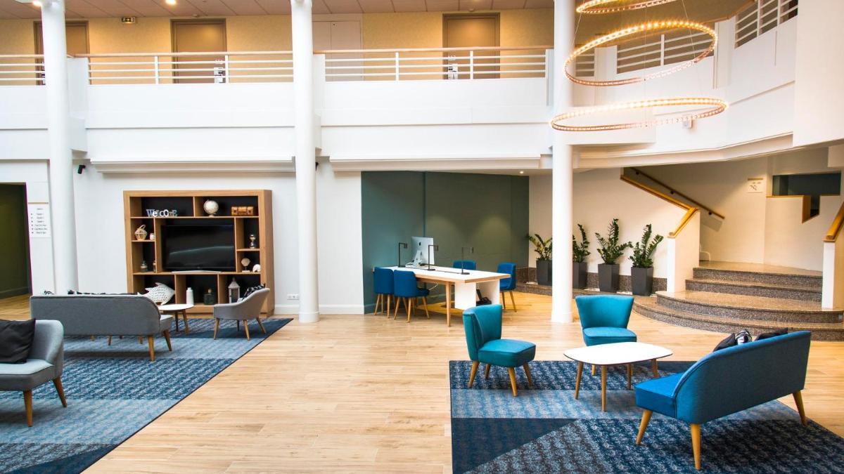 Coin salon dans l'établissement Holiday Inn Calais Coquelles by IHG