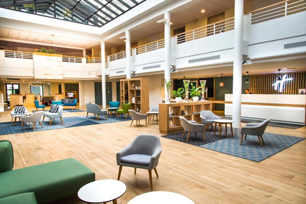 Coin salon dans l'établissement Holiday Inn Calais Coquelles by IHG