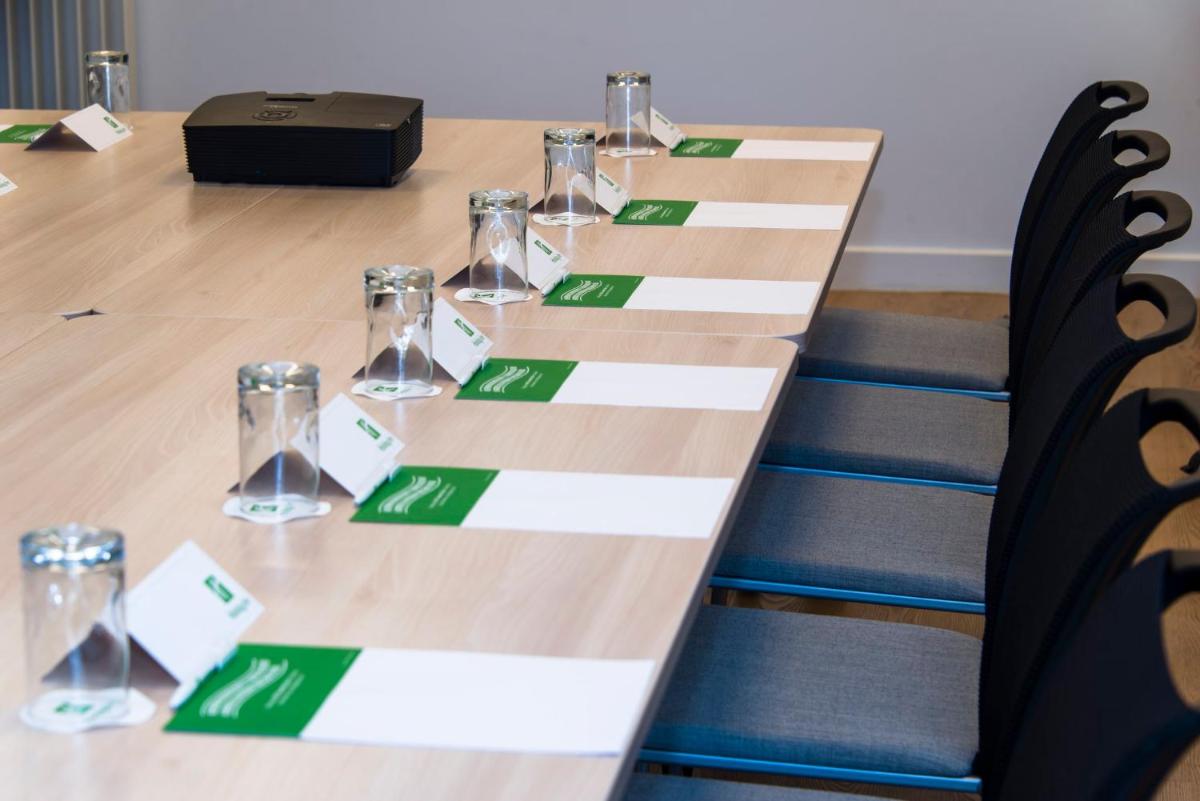 Espace de conférence ou salle de réunion dans l'établissement Holiday Inn Calais Coquelles by IHG