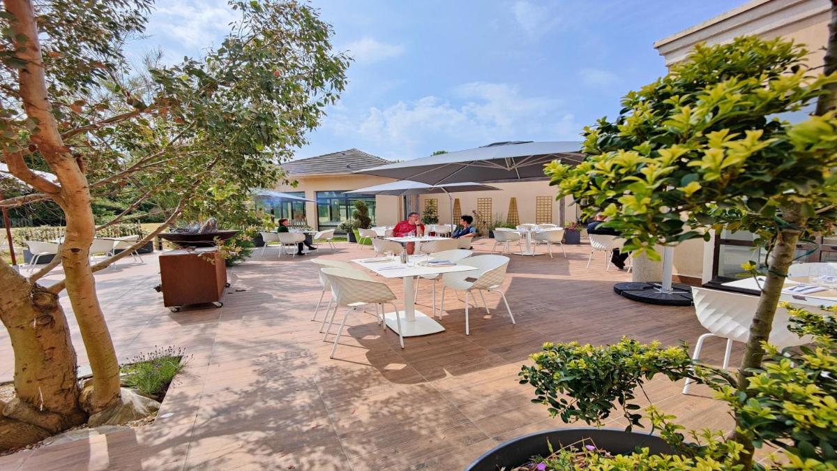 Jardin de l'établissement Holiday Inn Calais Coquelles by IHG