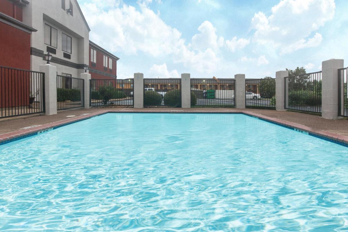 Super 8 by Wyndham Southaven - Housity