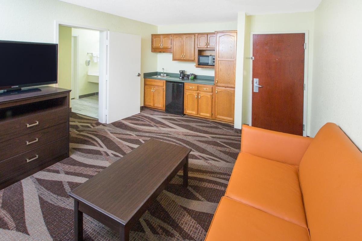 Super 8 by Wyndham Southaven - Housity