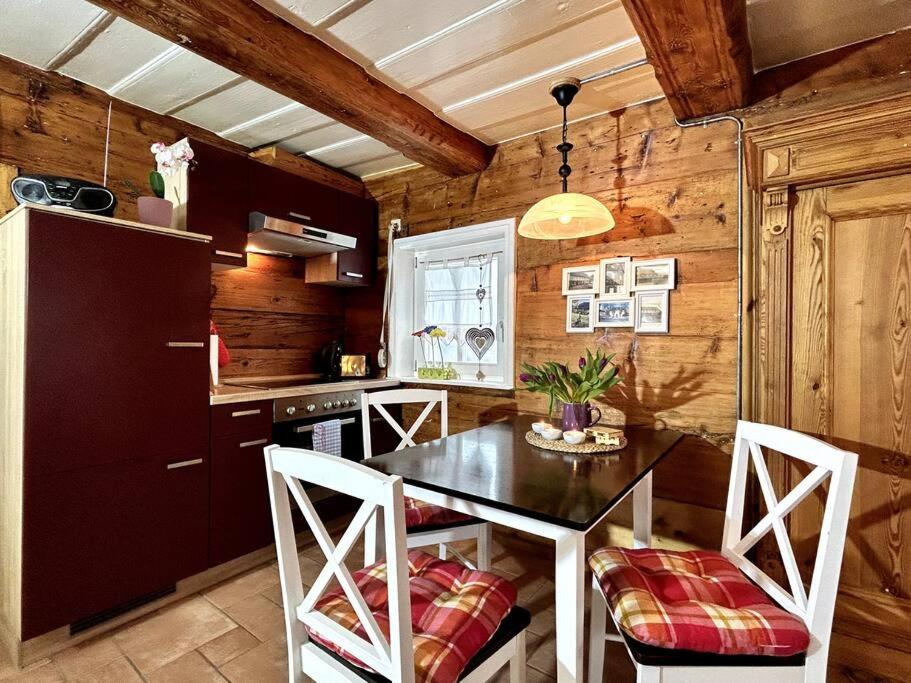 Historische Blockstube anno 1763 - Romantisches Studio-Apartment mit Infrarot-Sauna - Housity