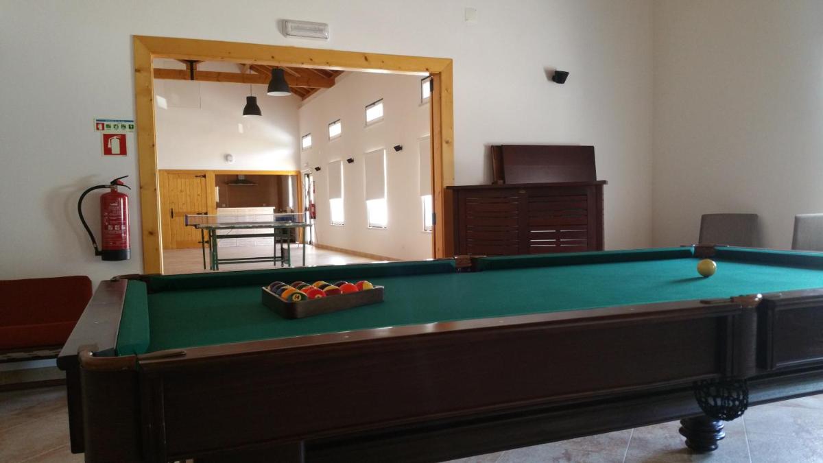 Uma mesa de bilhar em Aires da Serra Hotel