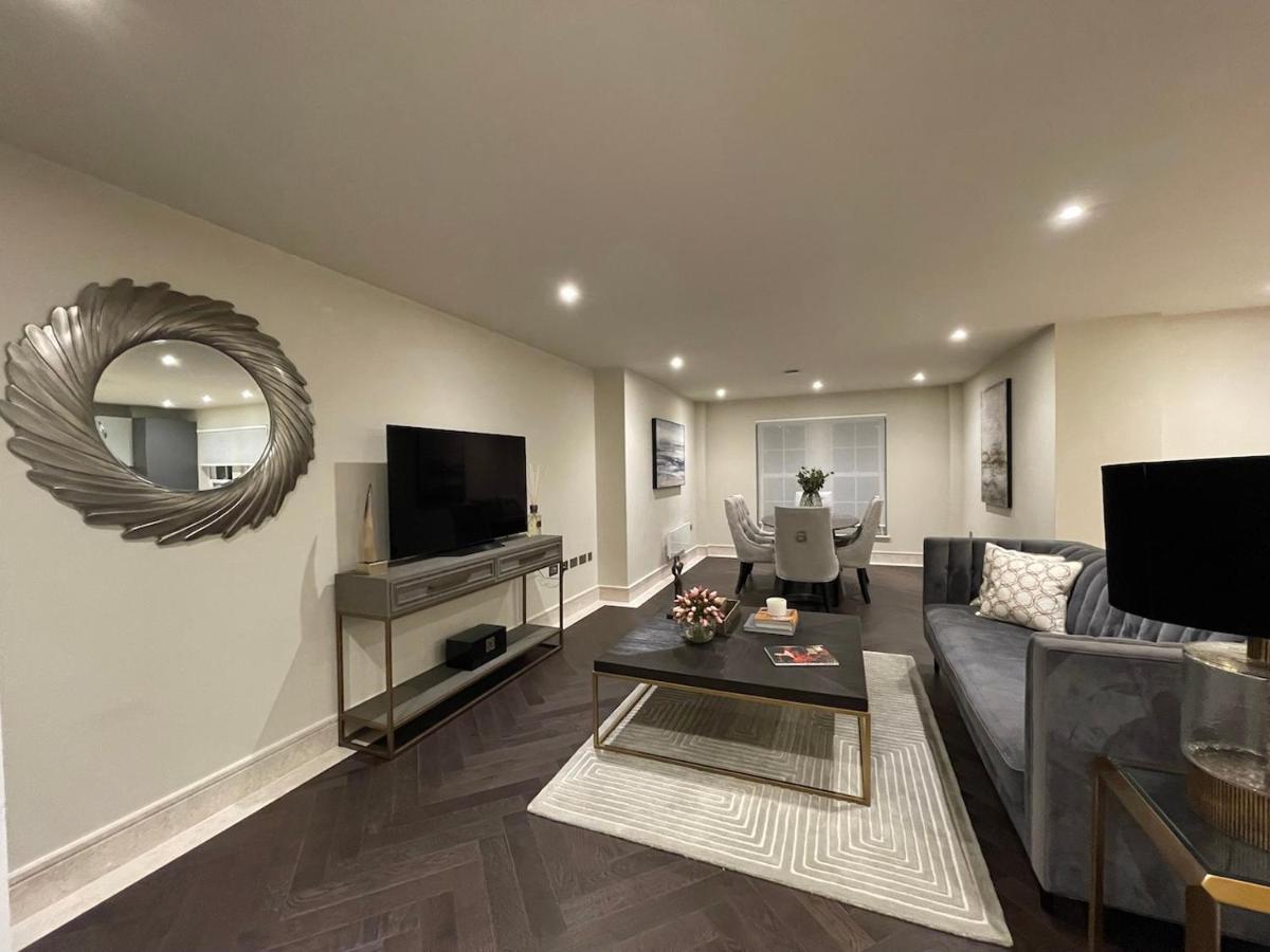 Stunning 2BA, 2BR Apt, Desirable Chigwell CHCL F6 - Housity