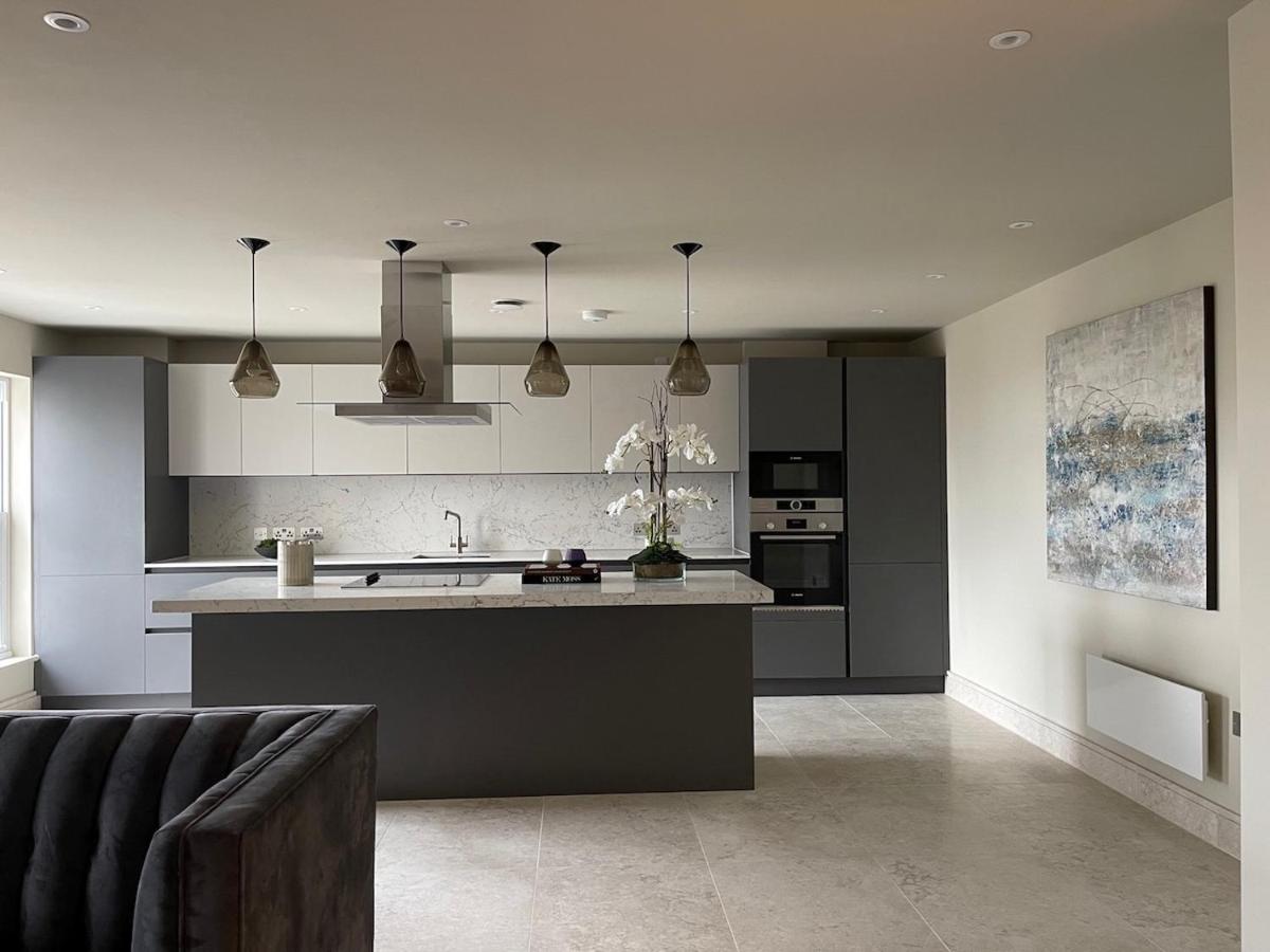 Stunning 2BA, 2BR Apt, Desirable Chigwell CHCL F6 - Housity