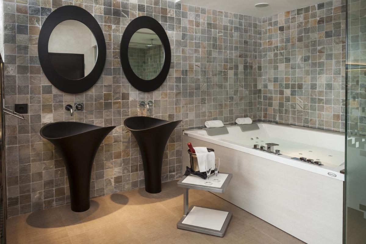 Un baño de Suites Natura Mas Tapiolas