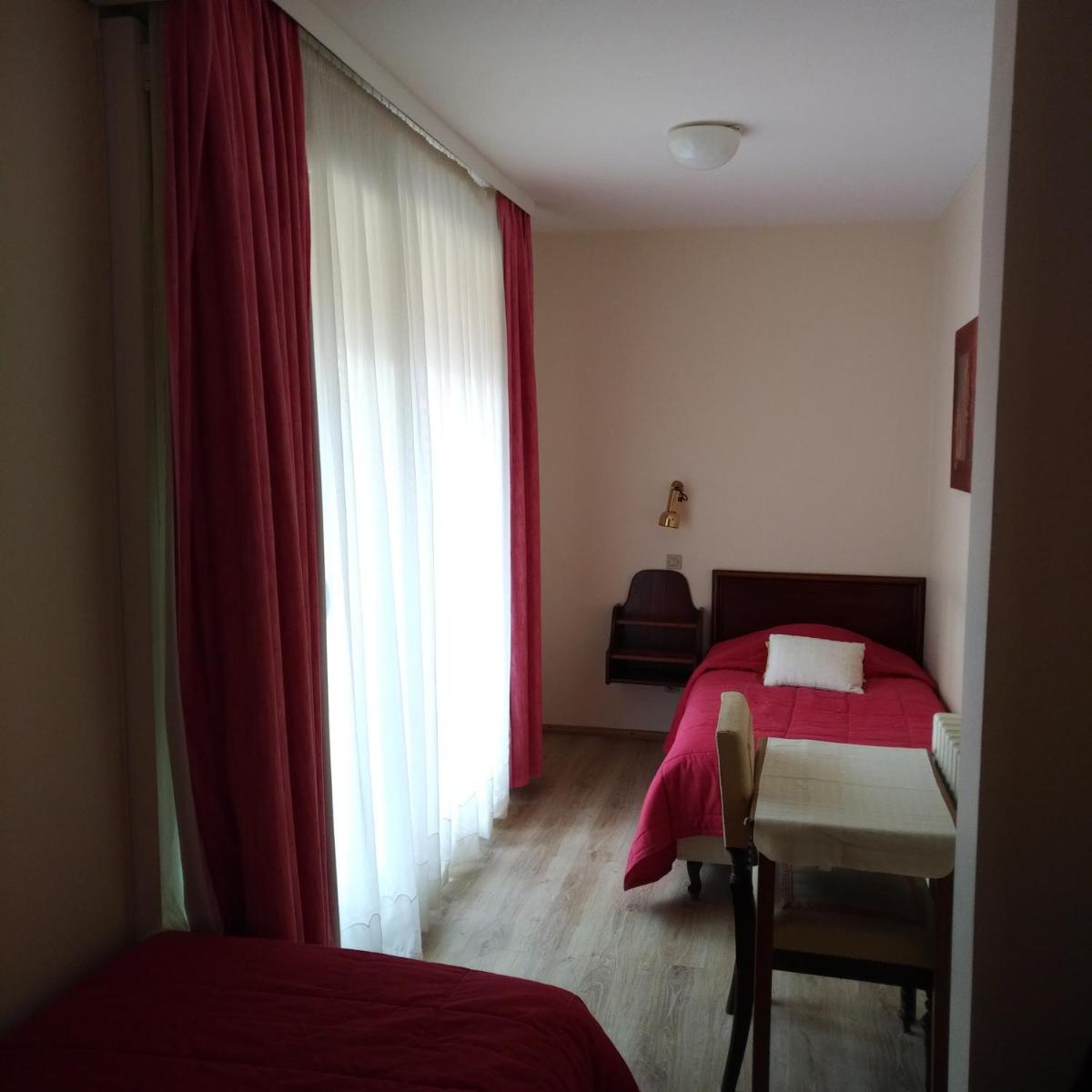 Un ou plusieurs lits dans un hébergement de l'établissement Logis Hôtel Notre-Dame - restaurant ouvert midi et soir sauf dimanche soir